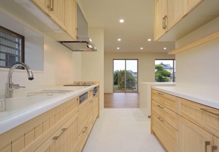 白木と白を基調とした清潔感ある明るいキッチン