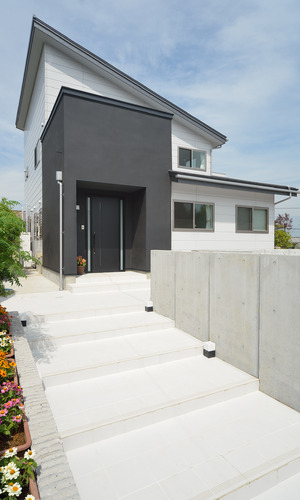 勾配を緩やかにして玄関までのアプローチを楽しむデザイン