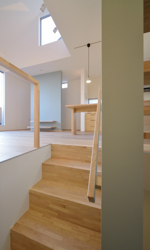 手すりと階段素材を合わせることで、家具化する階段