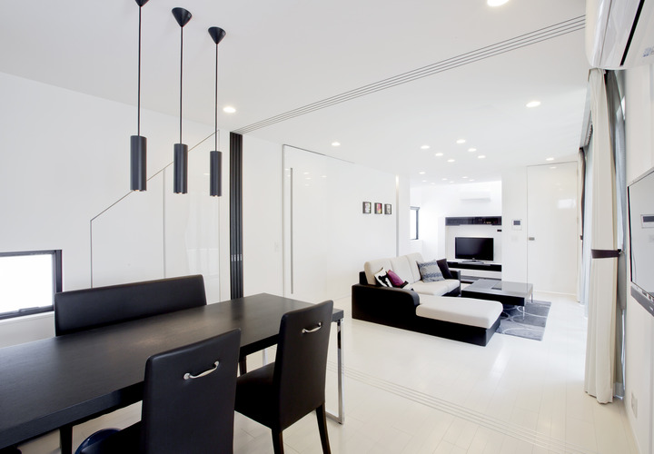 床壁天井を全て白にすることで、通常よりも広さが増して見えるＬＤＫ