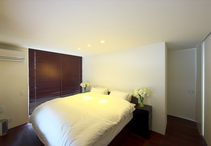 ダウンライトが照らす枕元