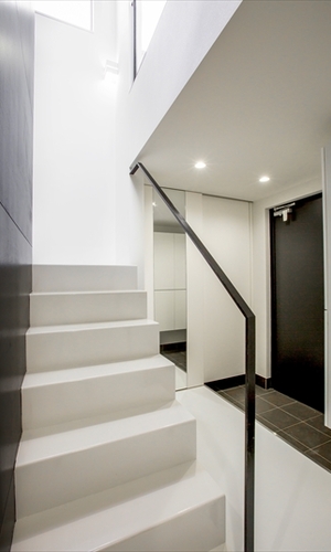 白と黒のコントラストが始まる玄関