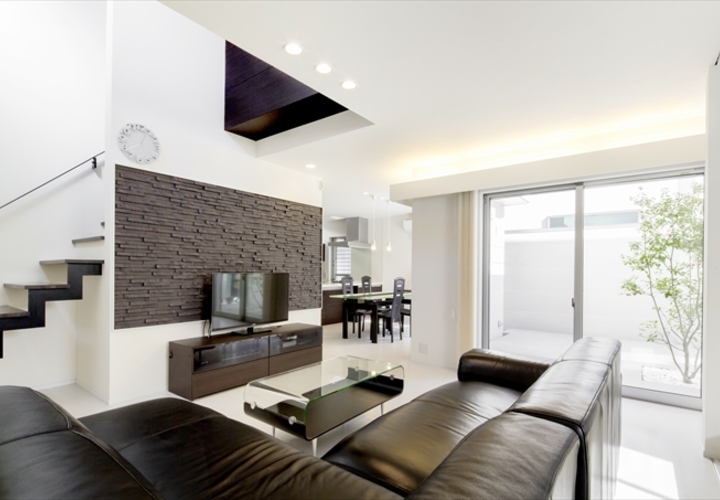 白と黒で調和されたリビング