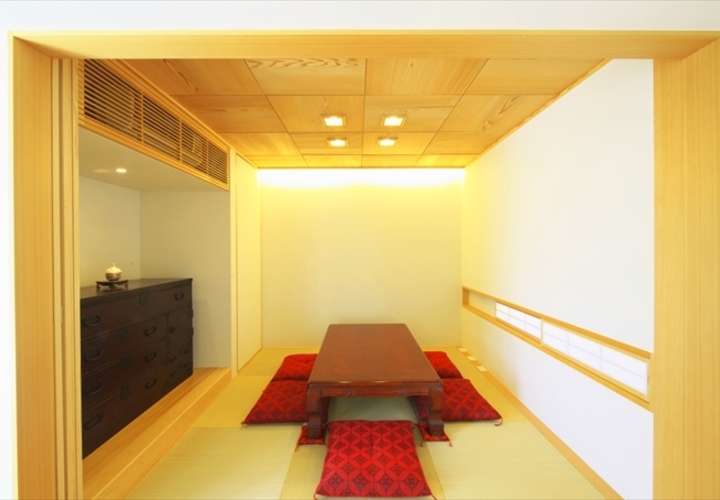照明と木質が落ち着く和室