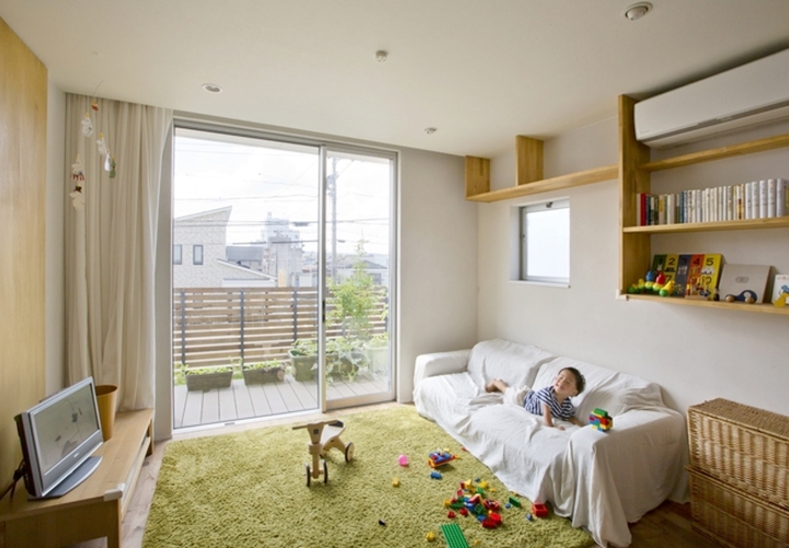 ウッドデッキとつながるリビング