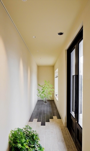 緑の映える明るいエントランス