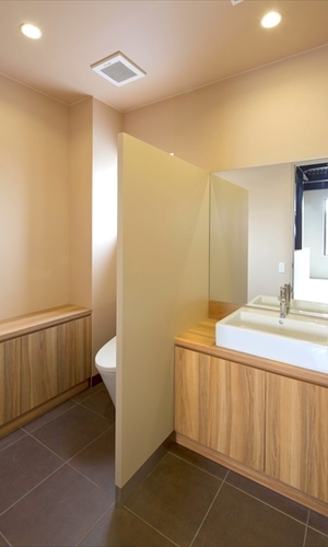 温かみのある木目が印象的なトイレ