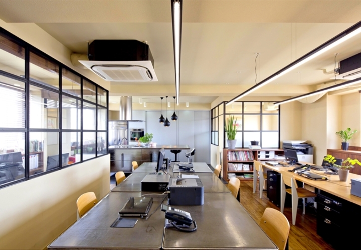 黒のエッセンスを程よく取り入れた事務所