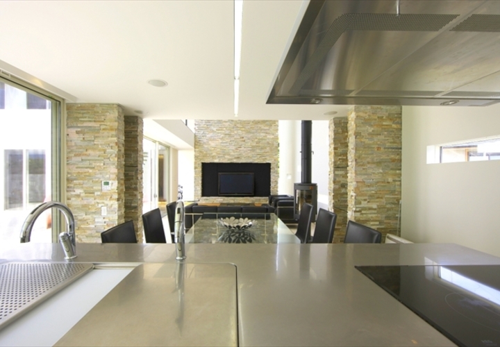 モザイク絵のような柱と壁面が印象的なリビング