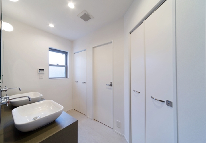 ドアの向こうにシャワールーム