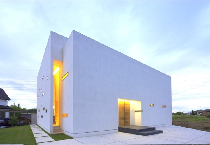 柔らかい光がこぼれる外観