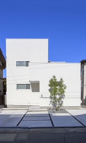 青空に映える白い外観