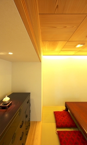 レトロな箪笥が目を引く和室