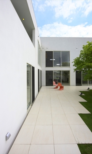 緑でデザインされた中庭