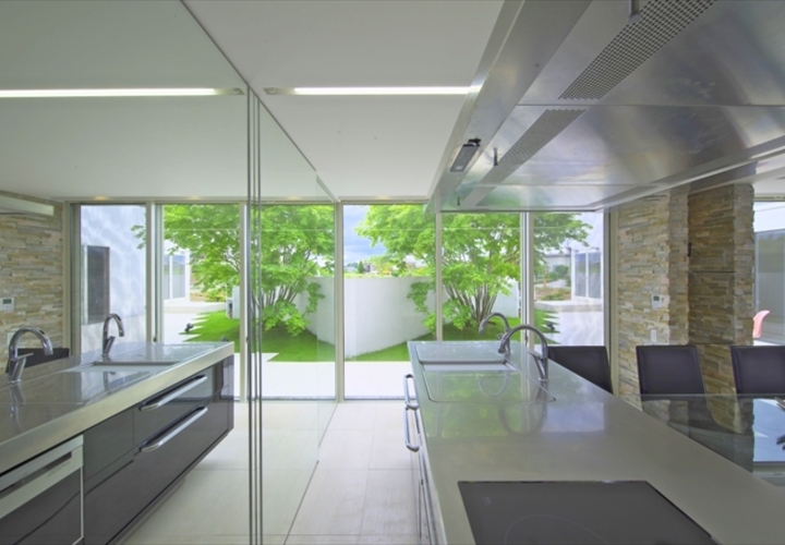 ミラー効果で広々と明るいキッチン