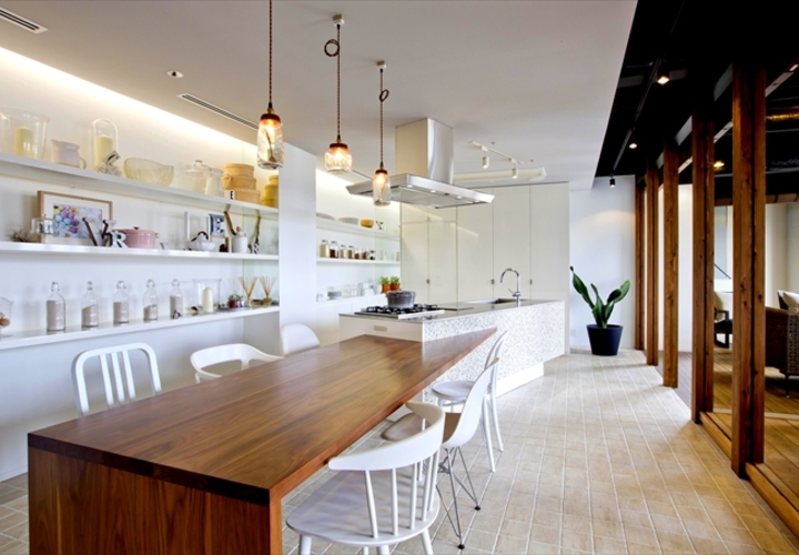 テーブルの動きで存在感が増したキッチン