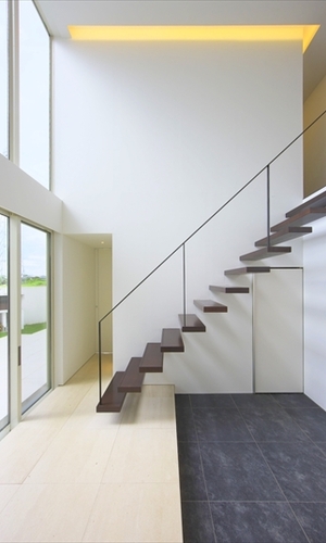 浮いたように見えるモダンな階段