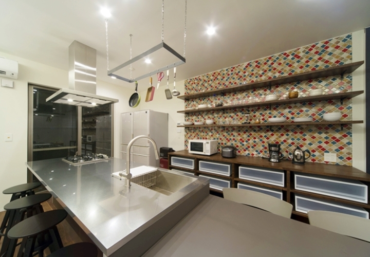 シェアハウスのステンレスキッチン