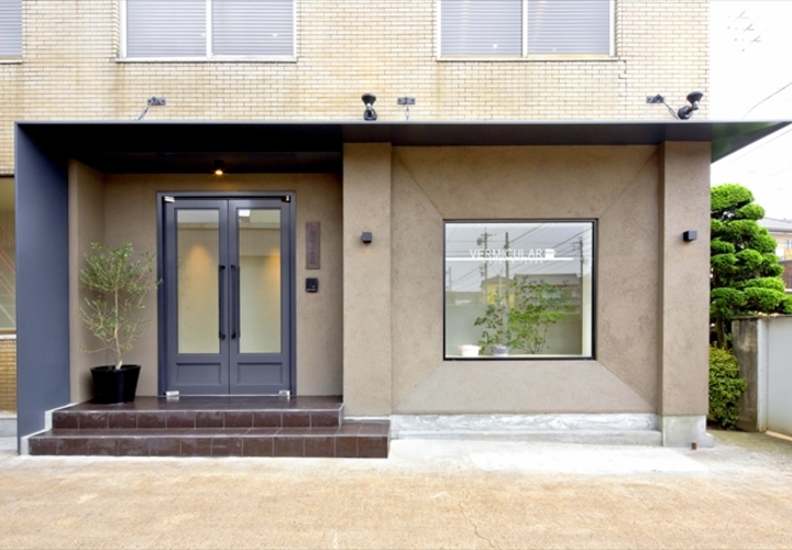 新旧デザインが融合した社屋入り口