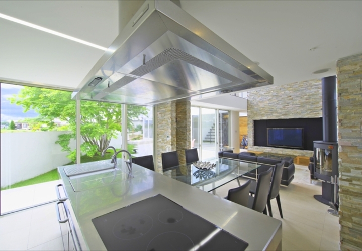 中庭・リビングを見渡せるキッチン