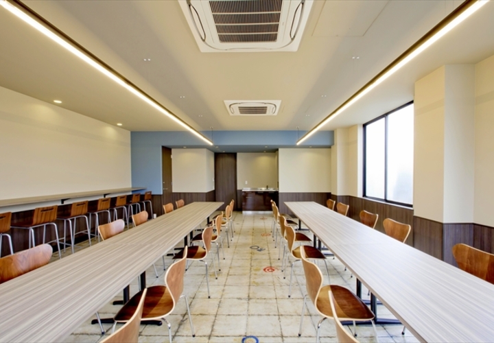 楽しい声がこだまする食堂