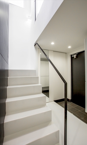 採光で明るく映える白い階段