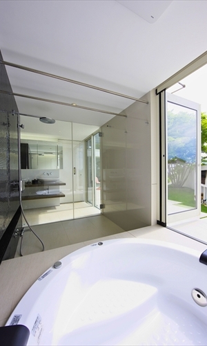 中庭に繋がる浴室