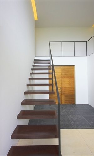 華奢な手すりが続く階段