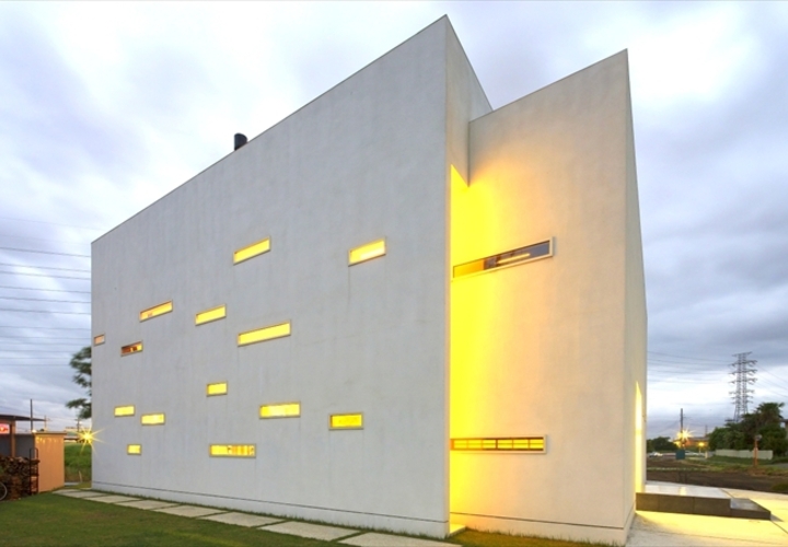 ランダムな窓から光が漏れる外観