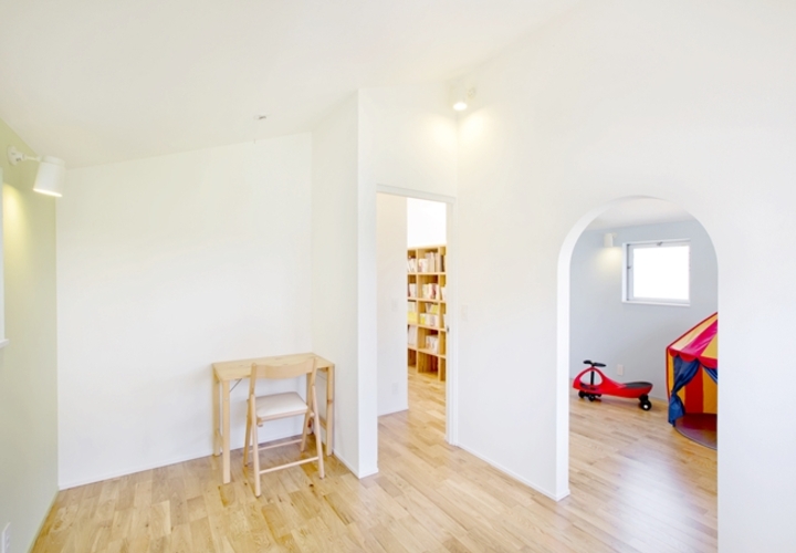 白壁に照明が映える子ども部屋