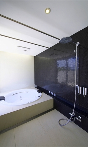 シンプルにまとめた浴室