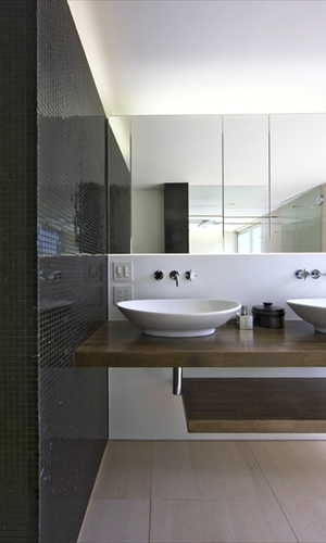 浴室・トイレと統一された黒いタイル