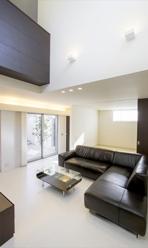 吹き抜けと間接照明のラグジュアリーな空間