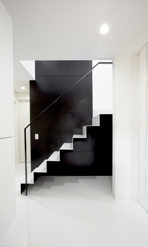 玄関から見るモダンな階段