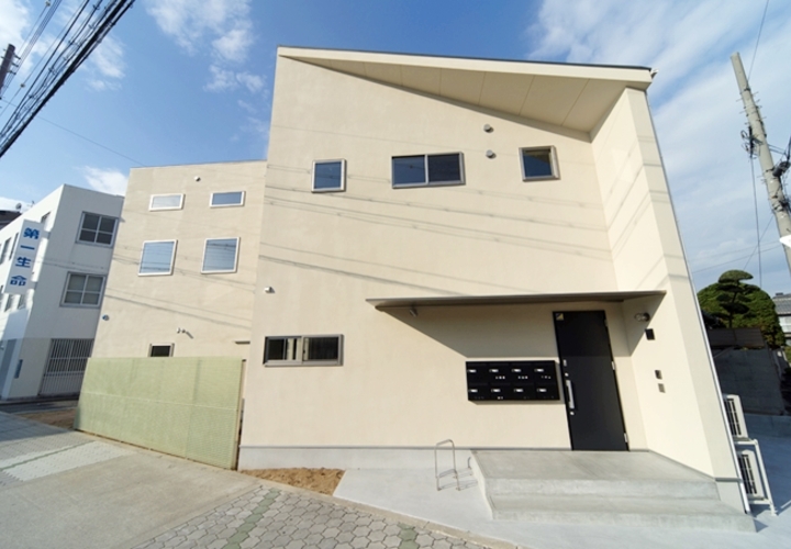 角度が美しいシェアハウス外観