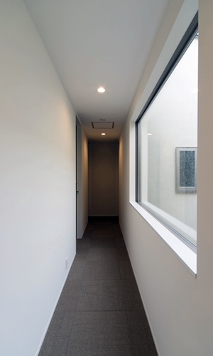 シェアハウスのシンプルな廊下