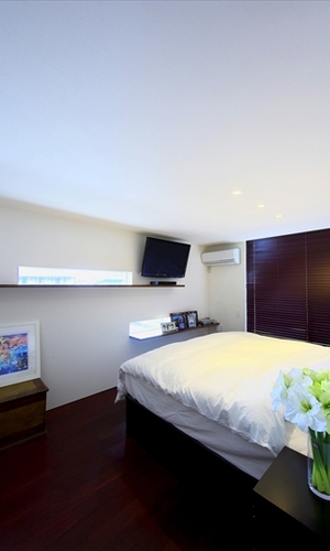 段差のある窓を活かした壁面