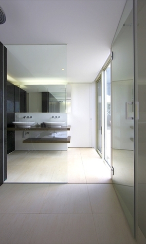 ミラーとガラスによる奥行きある空間