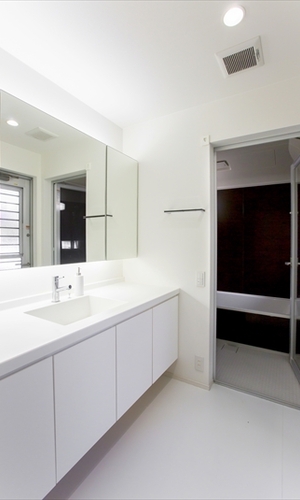 収納力のある白い洗面台