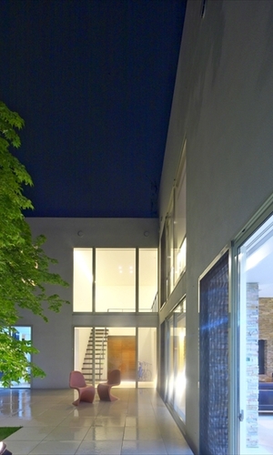 中庭から玄関を見る