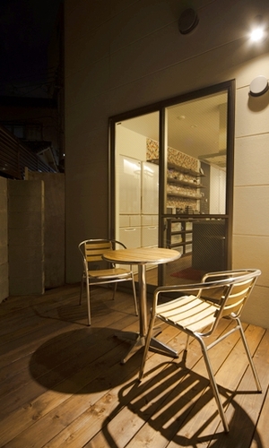 キッチン脇にある憩いのウッドデッキ