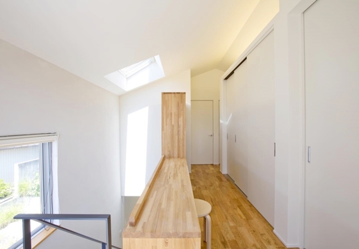 光降りそそぐ廊下の書斎