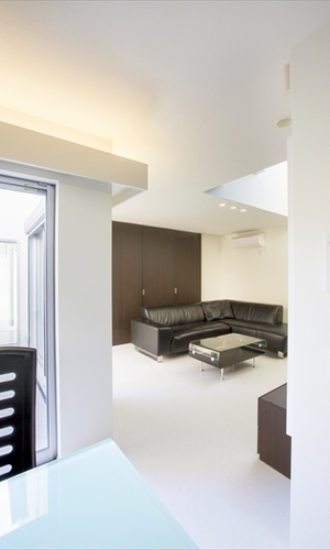 ダイニングからリビングを見る