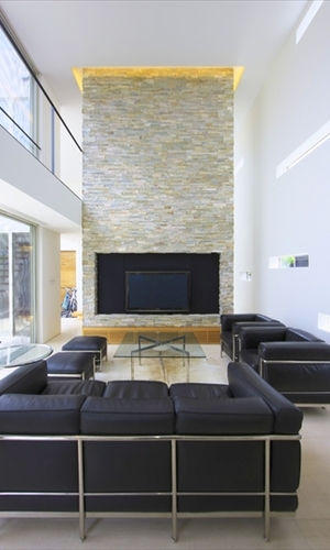 ランダムな窓を配置したリビング