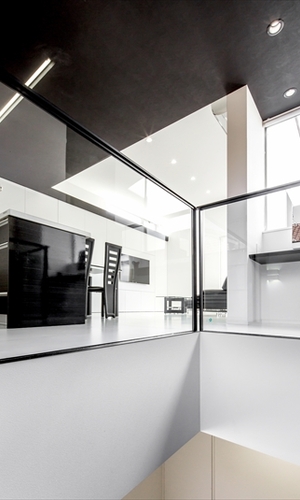 クリア素材でより開放感を出した吹き抜け