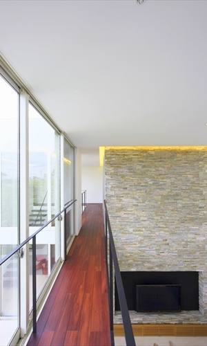 リビングの吹き抜け部を渡る廊下