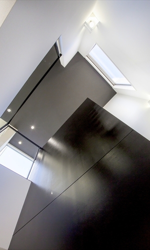 存在感のある黒い内壁