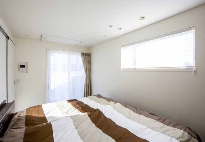 光が降り注ぐ寝室