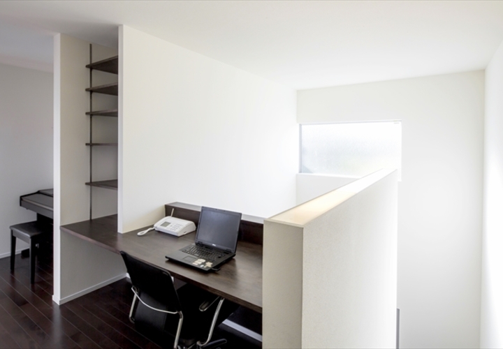 前面から光の入る書斎