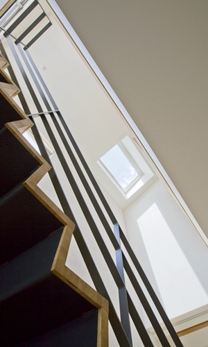 トップライトからの光で明るい階段